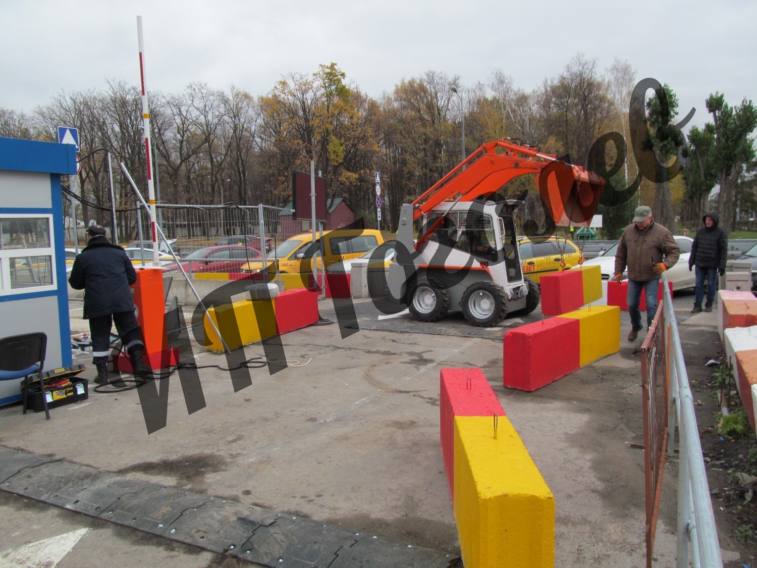 BobCAT устанавливает бетонные ограждения