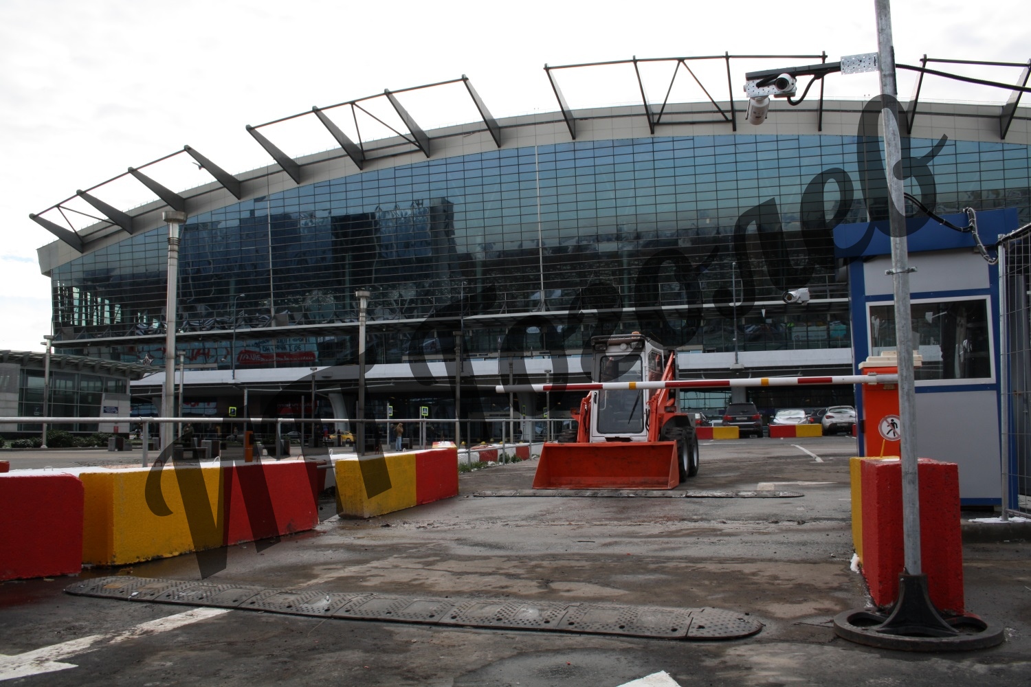 BobCAT устанавливает бетонные ограждения