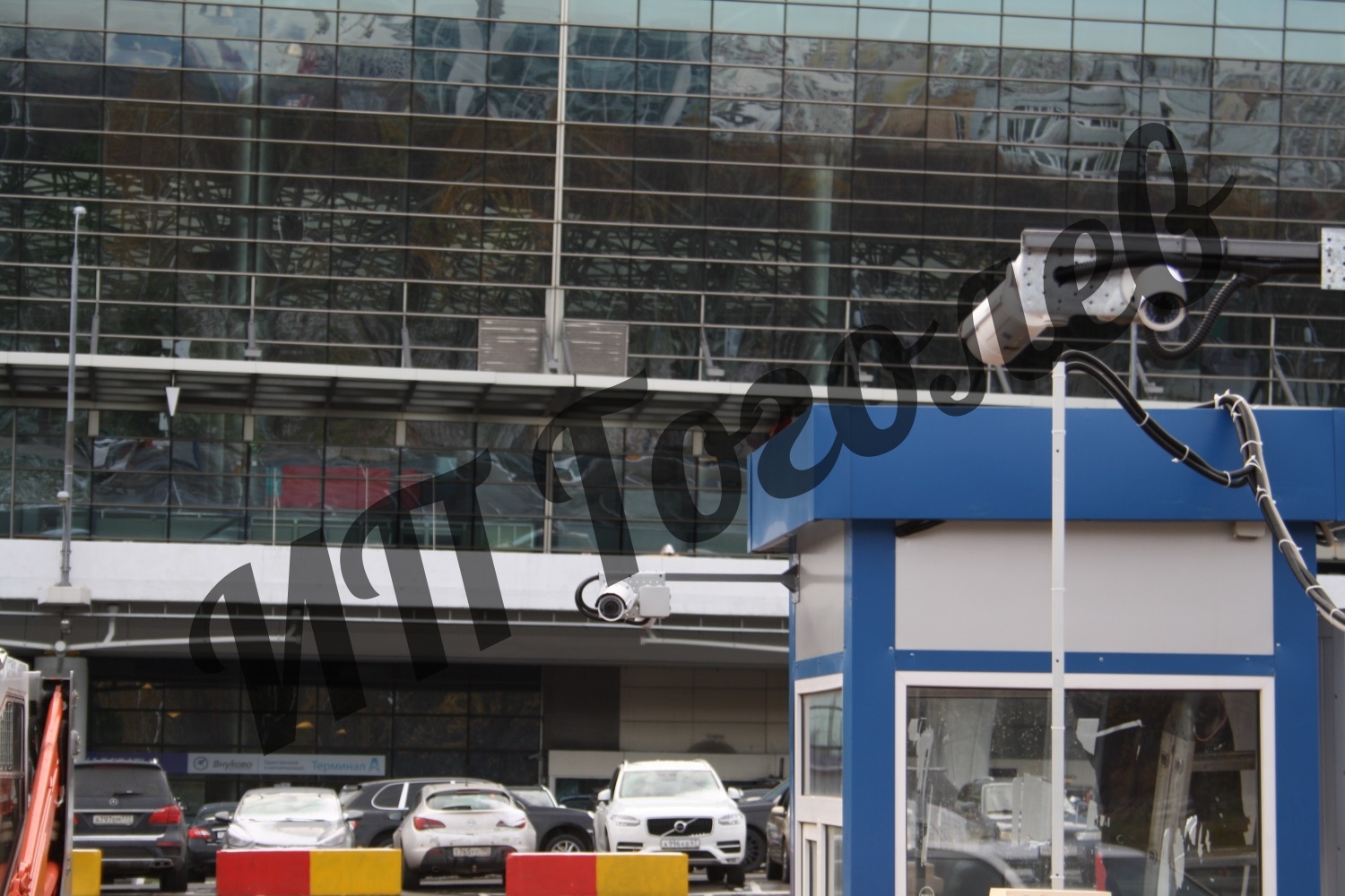 BobCAT устанавливает бетонные ограждения